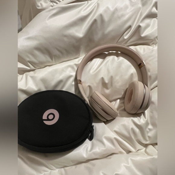 Beats by Dr. Dre - Beats Solo3 Wireless On Ear Headphones - Rare Light Baby Pink - Picture 2 of 8